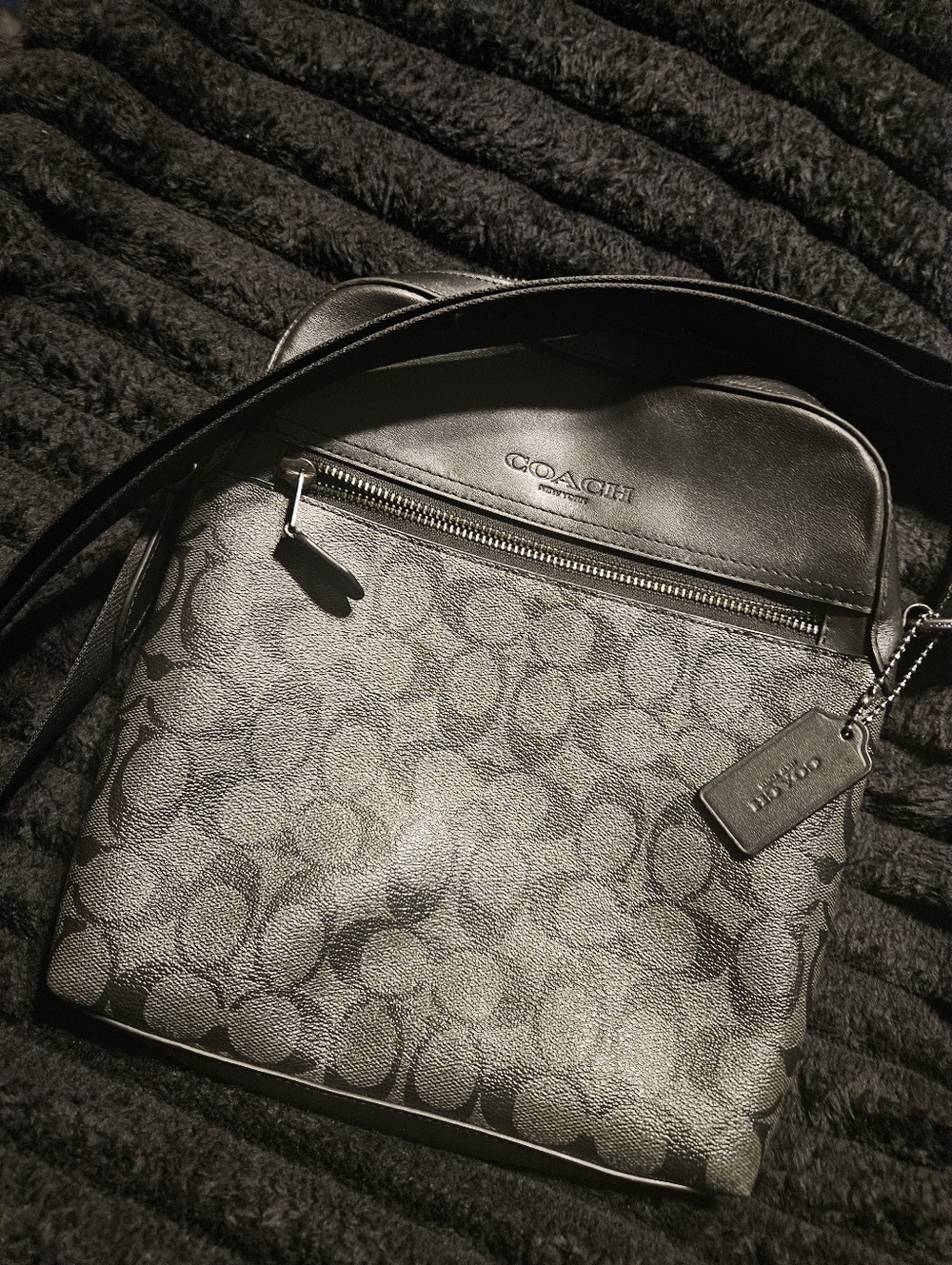 Coach Men’s Gray/Black Signature Messenger Bag - Picture 4 of 11